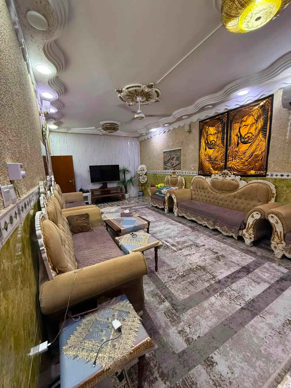 بيت 200 متر طابقين على ساحه شارع الشريفي منطقة 6000 اربع غرف استقبال 4*7 ثلاث صحيات بيت مرتب وجاهز سعره 175 وبي مجال وهذه رقمي صاحب البيت ‭***********‬
