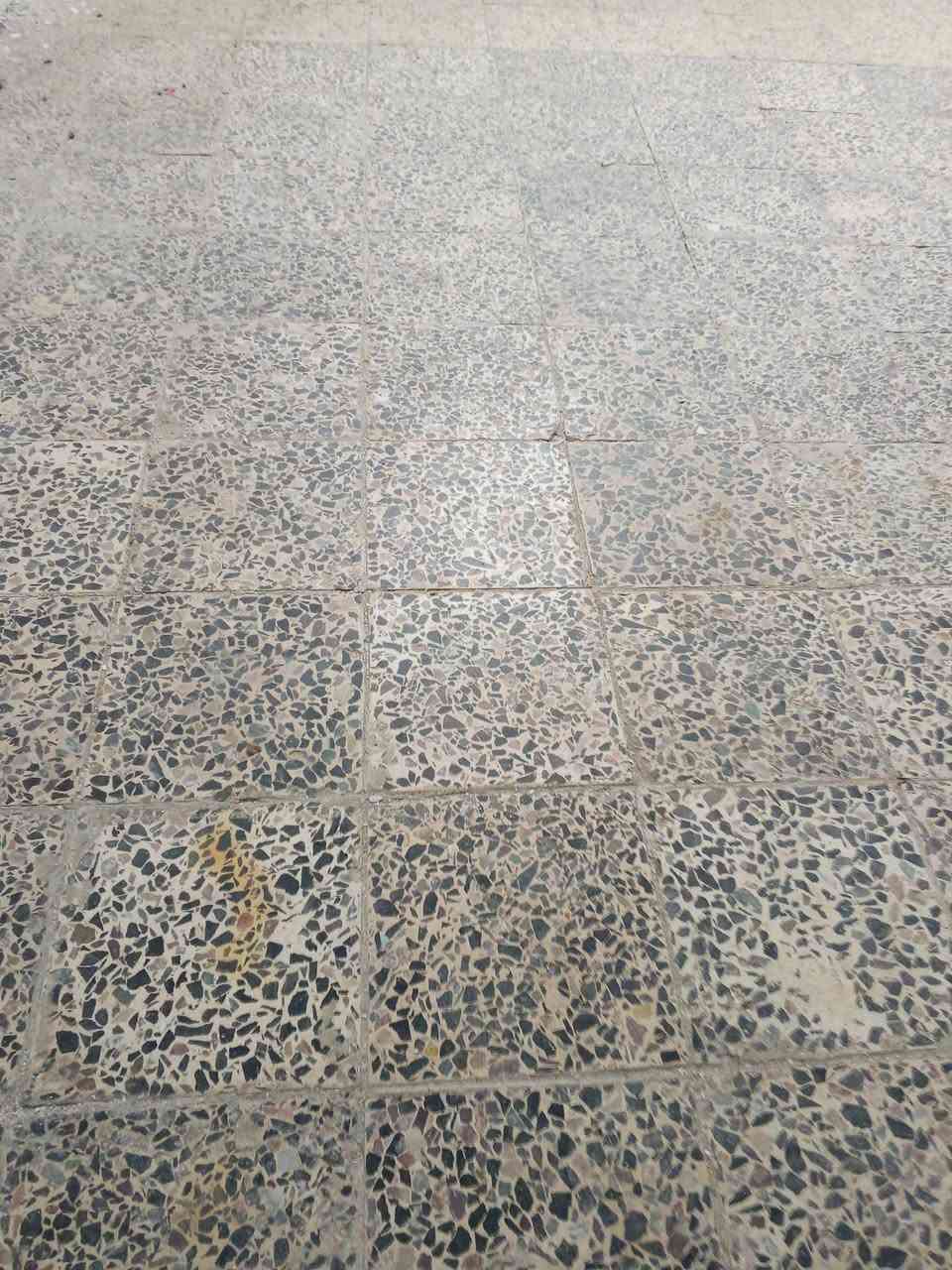 بيت عجد الجامع  لبيع 50م غرفه وصاله وصحيات مكلف بنشر م ***********
