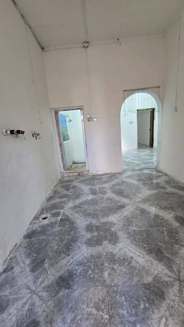 ⚜️بيت 100 متر طابو زراعي رابع بيت عن الشارع 
⚜️السعر 25 مليون وبي مجال 
⚜️تجعيب  طابوك بناء بلوك  السقف عكاده  تشاريف 
⚜️غرفه. صاله  .مطبخ ،صحيات ، استقبال 
⚜️العنوان : شارع المطار القديم  قرب اسواق فارس بصف الشارع  ***********
