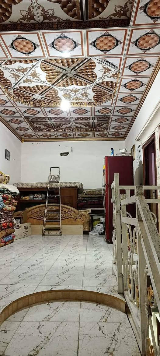 سلام عليكم عندي بيت 200متر طابو صرف للبيع كربلاء حي الاطارات رابع بيت عن الشارع خط الكيات مدارس تبعد 150متر تقريبا سوك قريب كلش .....طابقين الاول كراج  جبير وستقبال مطبخ صاله  غرفتين منور صحيات 2 والطابق الثاني غرفتين صحيات 2 صاله ومطبخ للاستفسار اكثر ***********  ***********ضياء
