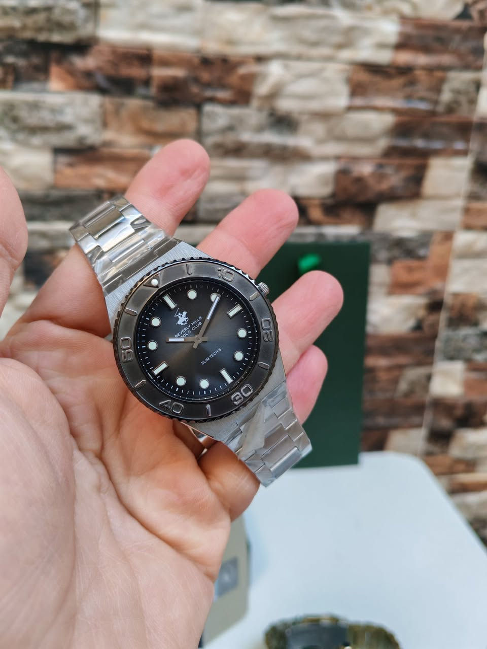 بسمِ الله ، والصَّلاة والسَّلامِ عَلَىٰ رَسُولِ اللهِ  ﷺ.🌿
#مــزاااااد
ساعة #بيفرلي_هيلز_بولو الأصلية ☑️
ساعة رجالية من طراز Beverly Hills Polo Club BH-BP3714X.350 Slim Tech 5. تنتمي هذه الساعة إلى مجموعة "Quartz Slim" ، وتتميز بتصميمها النحيف والأنيق المستوحى من ساعات الغوص العتيقة. 
تأتي الساعة بقطر هيكل يبلغ حوالي 40-41 ملم، وتتميز بإطار خارجي (Bezel) مزخرف بأرقام، مما يمنحها مظهراً رياضياً وكلاسيكياً في آن واحد، ويجعلها ملائمة لمختلف المناسبات اليومية.😍

#يبدأ المزاد من 10$ والرفعة أقل شيء 10$
 والسوم بالدولار$
#المزاد #عرض و #سوم و #طلب وأمر البيع طيب بأذن الله تعالىٰ 

#يبدأ من الآن و #ينتهي يوم غدٍ إن شاء الله الساعة الثالثة و 45 دقيقة مساءً. 

 ☑️ للأعتماد أولاً : أرسال العنوان الكامل ورقم التلفون .

والتوفيق من الله للجميع 🤲
🔹BEVERLY HILLS POLO CLUB 🔹

🔴 المواصفات :
▫️الموديل: BP3714X.350.
▫️آلية الحركة: كوارتز يابانية لضمان دقة عالية في ضبط الوقت.
▫️الهيكل والسوار: مصنوعان من الفولاذ المقاوم للصدأ (Stainless Steel) عالي الجودة لضمان المتانة.
▫️الميناء: ميناء أسود بسيط يتميز بعقارب ومؤشرات مضيئة (Luminescent) لتسهيل القراءة في الظلام، مع شعار العلامة التجارية الشهير (لاعب البولو).
▫️الزجاج: زجاج معدني (Mineral Glass) مطلي بطبقة من الياقوت (Sapphire coating) لزيادة المقاومة ضد الخدوش.
▫️مقاومة الماء: تصل إلى 50 متراً (5 بار)، مما يجعلها مناسبة للاستخدام اليومي مثل غسل اليدين أو الاستحمام.
▫️تتميز بتصميمها النحيف والأنيق المستوحى من ساعات الغوص العتيقة.
▫️تأتي الساعة بقطر هيكل يبلغ حوالي 40-41 ملم
▫️تتميز بإطار خارجي (Bezel) مزخرف بأرقام، مما يمنحها مظهراً رياضياً وكلاسيكياً في آن واحد. 

🔹الحاله جديدة  لك😍

وتكدرون تبحثون على تفاصيلها أكثر 🌹
 
🔸 تأتي مع العلبة الاصلية، والضمان، والعلاكة الخاصة ✅

🚖 يوجد توصيل الى جميع محافظات عراقنا الحبيب 🚖


**إذا كنت صاحب هذا الإعلان وتريد حذفه لأي سبب، رجاءا أرسل رسالة إلى الدعم الفني**