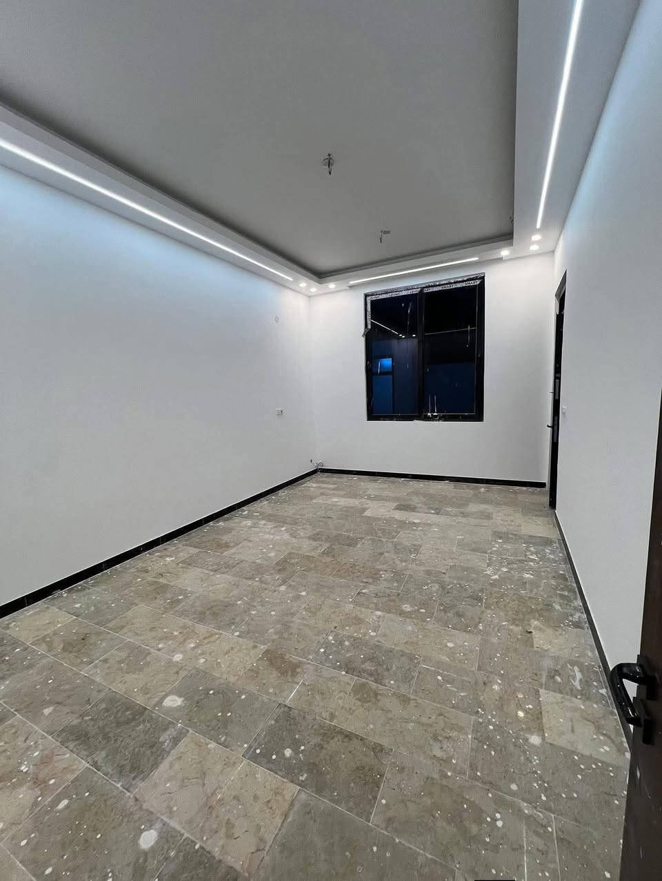 دار سكن فاخرة للبيع

المساحة: 207 متر
عدد الطوابق: طابقين
نوع الطابو: طابو صرف

✨الموقع:
الديوانية – حي الفرات
على شارع بعرض 15 متر، موقع ممتاز وسهل الوصول

دار سكن بناء حديث جدًا بواجهة عصرية أنيقة،
تنفيذ شغل كونكريت مسلح درجة أولى وبمواصفات عالية الجودة.
✨ دار مثالية للسكن العائلي تجمع بين التصميم العصري، جودة البناء، والموقع المميز.

           ✨               تفاصيل الطابق الأول:             ✨

غرفتين نوم

صالة واسعة

استقبال أنيق

مطبخ عملي

مناور عدد (2)

حديقة داخلية مع شلال يضيف لمسة جمالية مميزة

صحيات داخلية وخارجية

          ✨             تفاصيل الطابق الثاني:            ✨

غرفتين نوم (سويت)

صالة

سطح واسع

🔹 العرض حصريًا لدى #مكتب_علاء_الخالدي_للعقار

عنوان المكتب:
الديوانية – حي الفرات – شارع الصب

📞 للاستفسار:
مراجعة مكتب علاء الخالدي للعقار
أو الاتصال على الرقم: ***********
