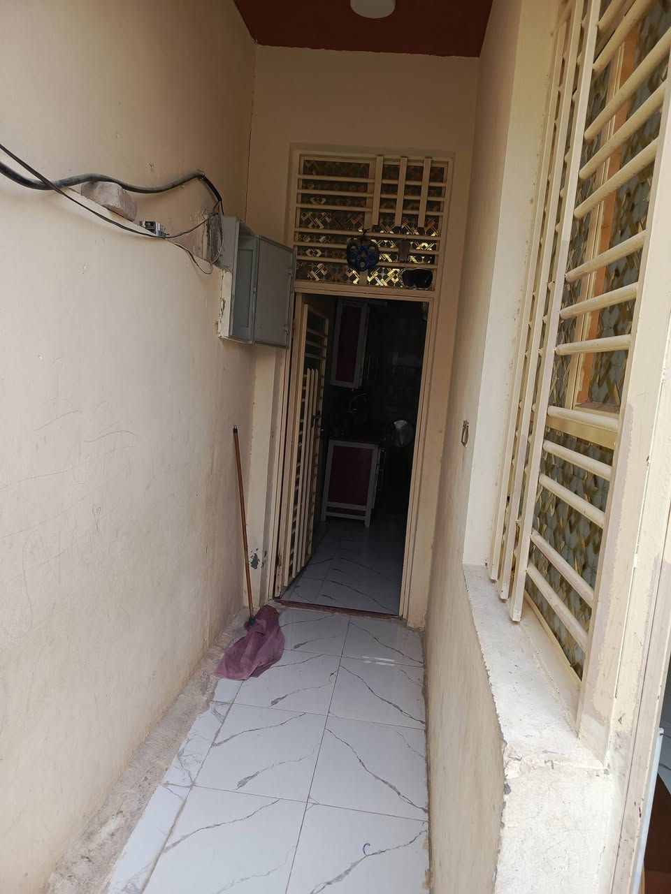 بيت للرهن مساحة 100/م حي النداء شارع دعبل الخزاعي طابق واحد يحتوي على غرفة وصالة ومطبخ واستقبال وحمام داخل وخارج البيت نضيف جدا 
السعر الرهن 25 للاستفسار ***********
