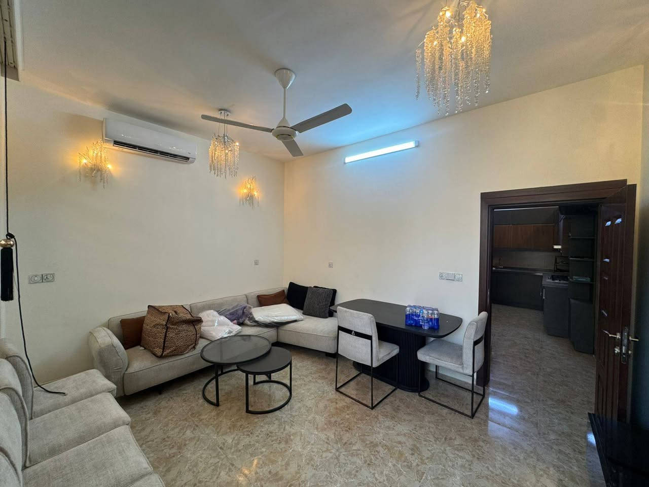 السلام عليكم يوجد مشتمل للبيع مساحة ٥٠متر واجهة ٥يحتوي علىَ ثلاث غرف نوم وصالة ومطبخ وخدمات بيت جديد موقع ممتاز ديوان المخابرات قرب حي الجهاد الاستفسار على هذا الرقم ***********
