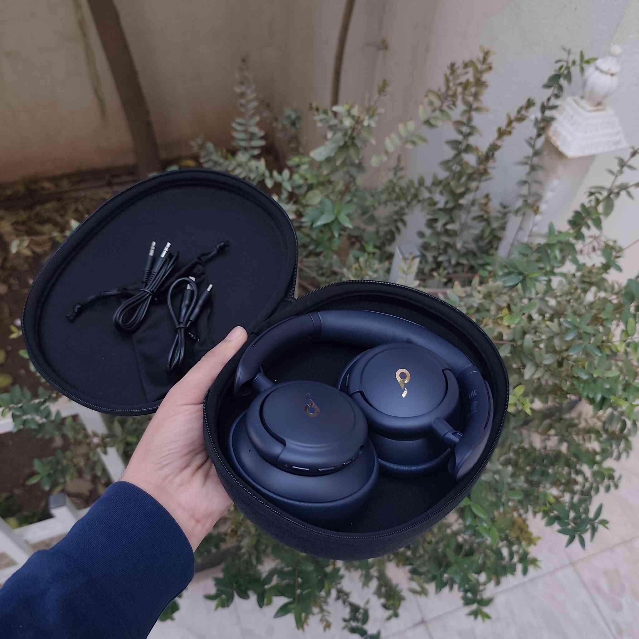 Anker Soundcore Life Q30 
(الصور خاصة بالسماعة اني مصورهن)
سماعة انكر اصلية
لون نيلي مميز
جديدة غير مستعملة واصلية
سماعة راقية واصلية 
إلغاء الضوضاء: تعتمد على ميكروفونات مزدوجة للكشف عن الضوضاء الخارجية وتصفيتها.
جودة الصوت: معتمدة لصوت عالي الدقة (Hi-Res Audio) بفضل مشغلات (Drivers) بحجم 40 ملم توفر صوتاً نقياً وباس قوياً.
البطارية: توفر وقتاً طويلاً للتشغيل يصل إلى 50 ساعة عند تفعيل خاصية إلغاء الضوضاء (ANC) وحتى 80 ساعة عند إيقافها.
الشحن السريع: شحن لمدة 10 دقائق يمنحك حوالي 4 ساعات من الاستماع.
ميزات إضافية: تدعم وضع الشفافية (Transparency Mode)، وخاصية الاقتران السريع من جوجل (Google Fast Pair)، وإمكانية تخصيص الصوت عبر تطبيق Soundcore. 
متوفر توصيل لكل العراق 🇮🇶


**إذا كنت صاحب هذا الإعلان وتريد حذفه لأي سبب، رجاءا أرسل رسالة إلى الدعم الفني**