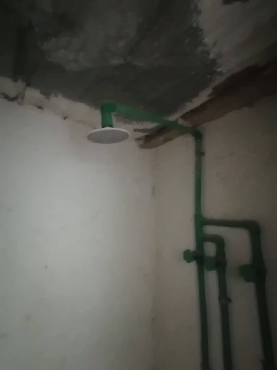 بيت للبيع بلكربلائي. كافه الخدمات متوفره.    . ب 18. مليون
مساحته ميه.  غرفه ومطبخ وصالعه وعالي عن الشارع.  
***********. وتساب
