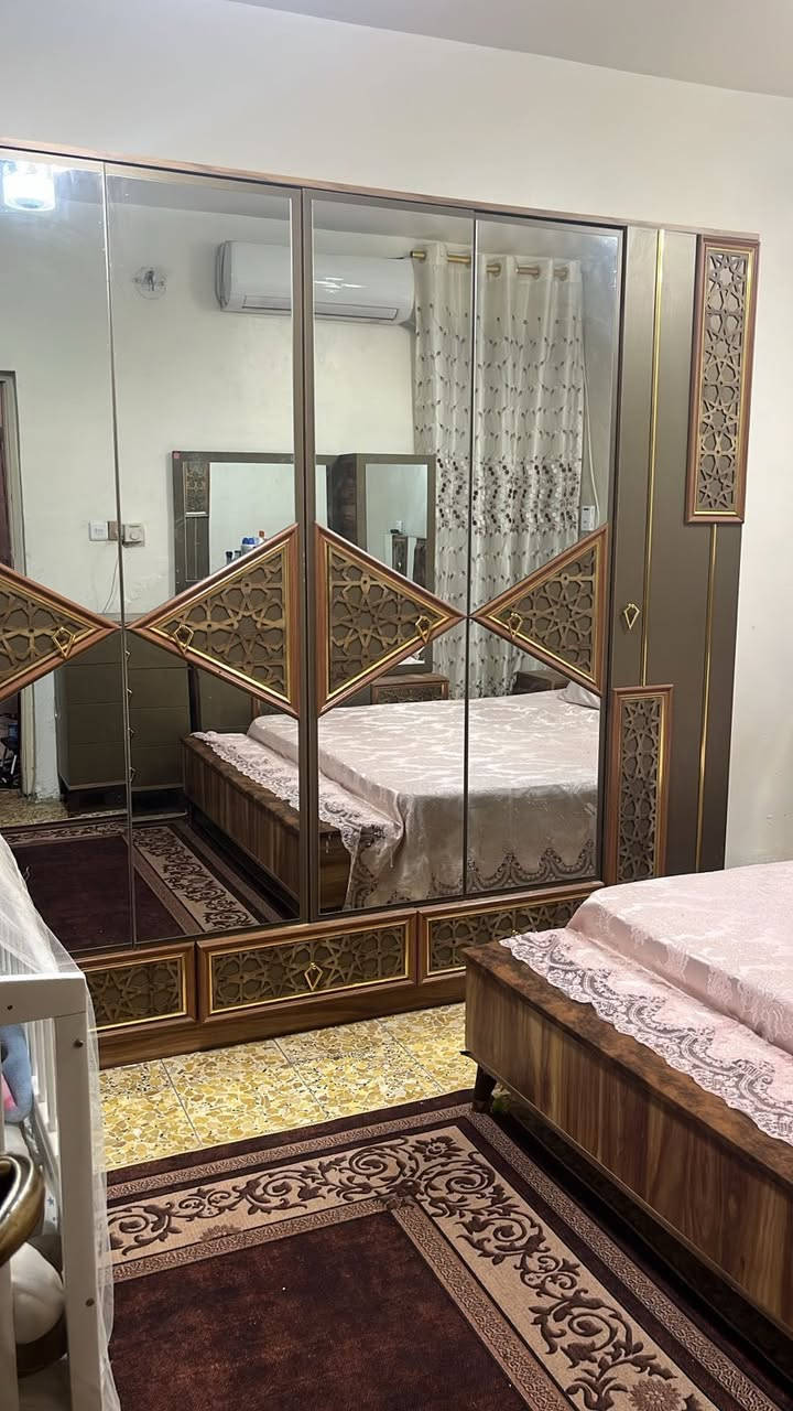 للبيع بسبب المساحه 8 قطع سرير خزان اخذتهه ب 1650 ابيعهه ب 800 وبيهه مجال بسيط حك الجيه *********** العنوان بغداد
