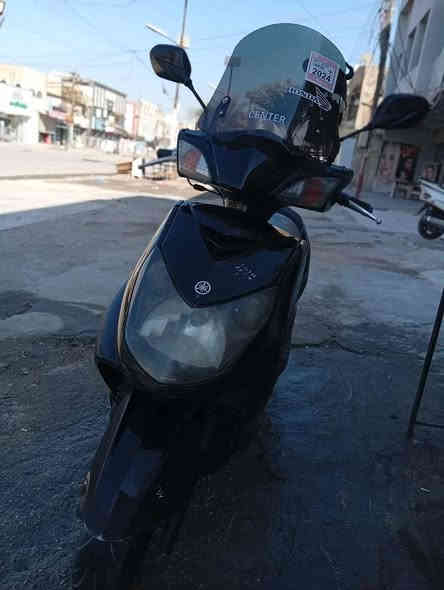 سلام عليكم دراجه سكنس فحل نضيفه مكينه بلاديه وناعمه دبلات امامي وخلفي جديدات تايرات جداد نقصهه قمجي مال السرعه ومال بانزين وتريشه الوضحه امامكم مستعجل على بيعتهه المكان البياع الشرطه الرابعه ب600 الف رقم ***********
