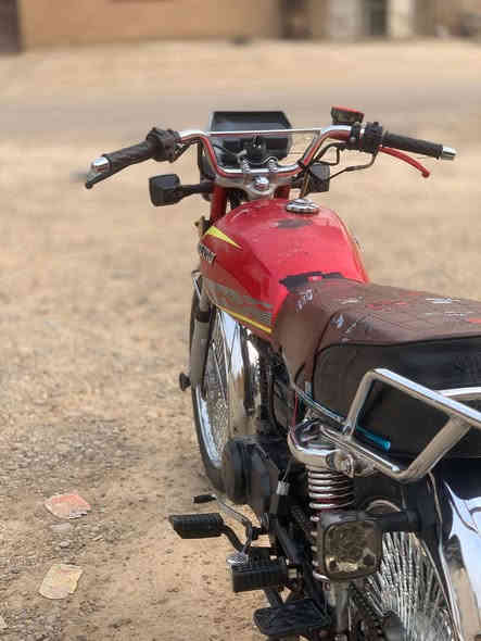 الدراجة للبيع.  ؟    🤲🏻         (اي حبيبي للبيع)
يامديل؟               🤍              (٢٤)
اصوليه؟             ✔️            (  اورق ) 
شعايزه الدراجه؟                      ( برغي واحد ماعايزه) 
شنو نوعه؟                          ( تايكر  ) 
وين مكانك؟               🫣          (دجيل ) 
تكدر تجيني لفلان مكان؟       🥺  ( لا والله)  
شكد سعره؟؟          🤑                  (وبيه550) 
شنو مجالهه                                     (500قفل ) 
دزلي رقمك.                                 ( ***********)
موجود على الخاص              ( اي حبيبي موجود)

عبودي العنزي
