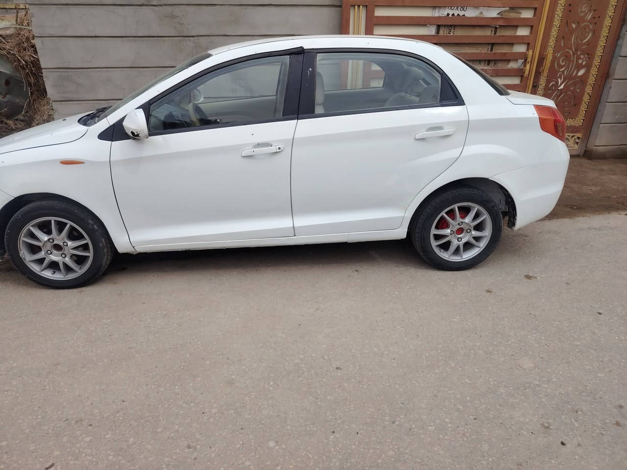 سلام عليكم شيري فلاوين لبيع مديل ١٣ رقم قادسيه سياره مكفوله من مكينه وكير وحداديه وكشر السعر ٤٢وبيهه مجال مكان السياره ديوانيه الشراي يتصل ***********
