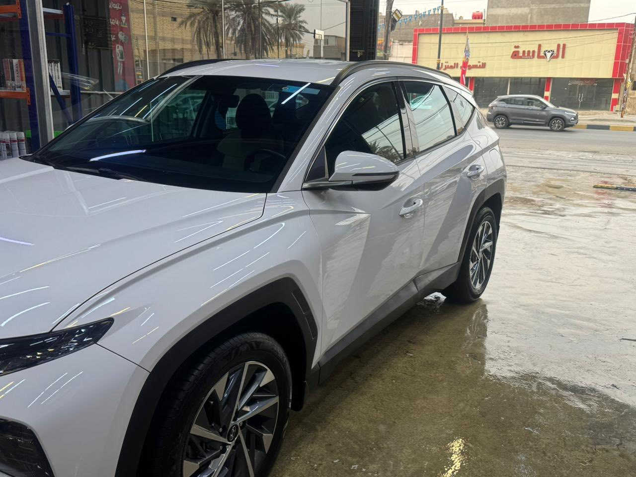 السلام عليكم
توكسان موديل 2024 
فول مواصفات عدا الفتحه 
حساسات امامي خلفي 
كامره خلفيه 
بصمه 
اشاير بالمري
شاشه كبيره 
مانع تزحلق
فول تحكمات ستيرن 
ماشيه 31 الف كيلو 
بيهه رصعات خفيفه بالباب الأمامي والخلفي وبيهه بارد بالنصدوك على كد شبر حاله حال الخط
السعر 217 بيها مجال 
للاستفسار ‭0772 248 9714‬
