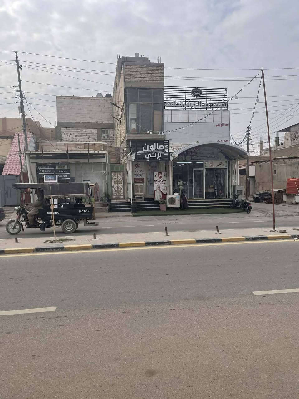 عرصة تجارية للبيع شارع الوائلي سايدين مستشفى الألماني قرب الفرع المؤدي إلى ساحة الجملة ثالث عرصة عن شارع مكتب الرشيد المساحة (110متر 5.5*20) للاستفسار
***********      @الجميع
