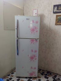 مبردات ثنين شغلات وحلوان تبريدهن وبنكات ثنين وطباخ اربع عيون شغال ونضي...