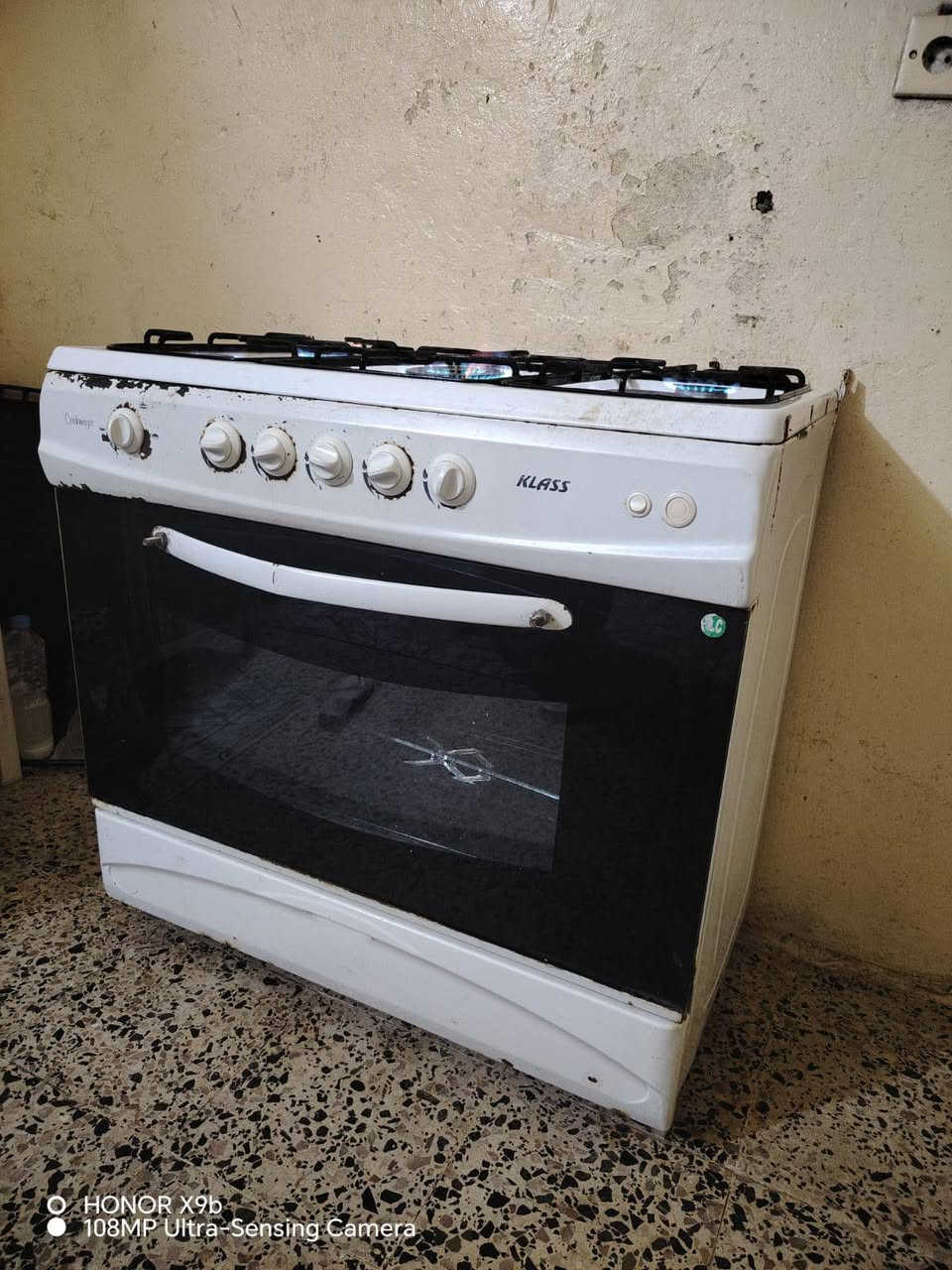 السلام عليكم عندي طباخ للبيع شراي اتصل على الرقم ***********
