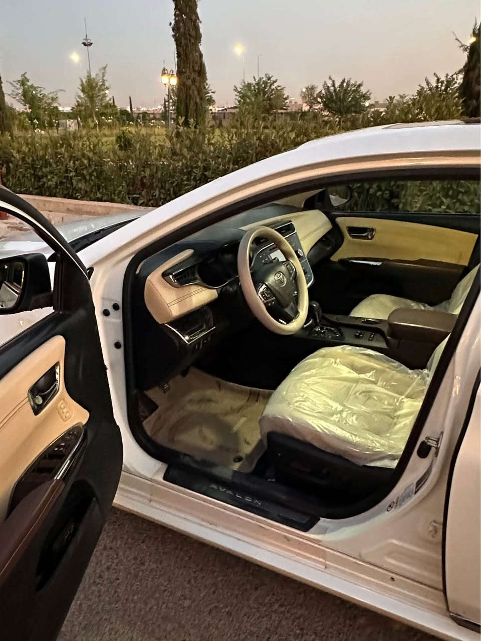 Toyota Avalon 2016 Limited 
فول مواسەفاتی خەلیجی لیمیتد 
سڵاید 
كوشن خەزن 
چوار كوشن سارد و گەرم 
پەردەی  بیلادی 
ئاوێنە كارەبایی 
حەساسی پێش و دواوە 
سێ مۆدی لێخوڕین eco,normal,sport 
سێ جێگای بچوكی تەعدیلە بێ سبوغ 
١٧٦هەزار كم ڕۆیشتووە
 
*********** واتساپ أربيل, العراق
