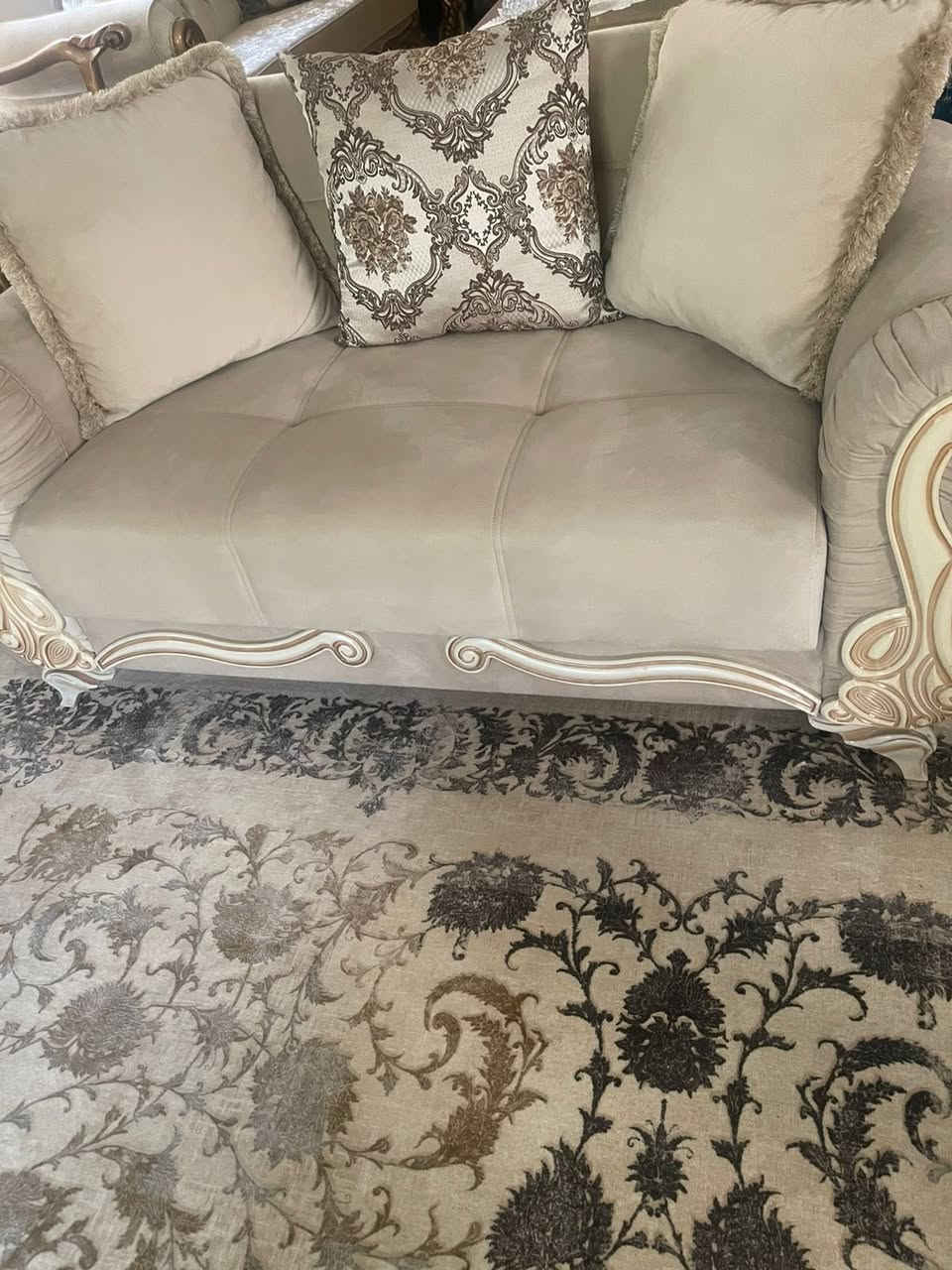 تخم عشر مقاعد تركي يصير سرير ومخزن لي جوه  اخو الجديد رايده بمليون. للاتصال ***********
