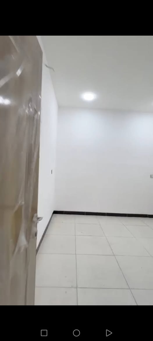 السلام عليكم يوجد مشتمل للبيع مساحة 75متر يحتوي على ثلاث غرفة نوم وصالةومطبخ وخدمات  بيت جديد ارضية مرمر درجة اولا موقع ممتاز ديوان المخابرات قرب حي جهاد السعر مناسب الاستفسار على هذا الرقم ***********
