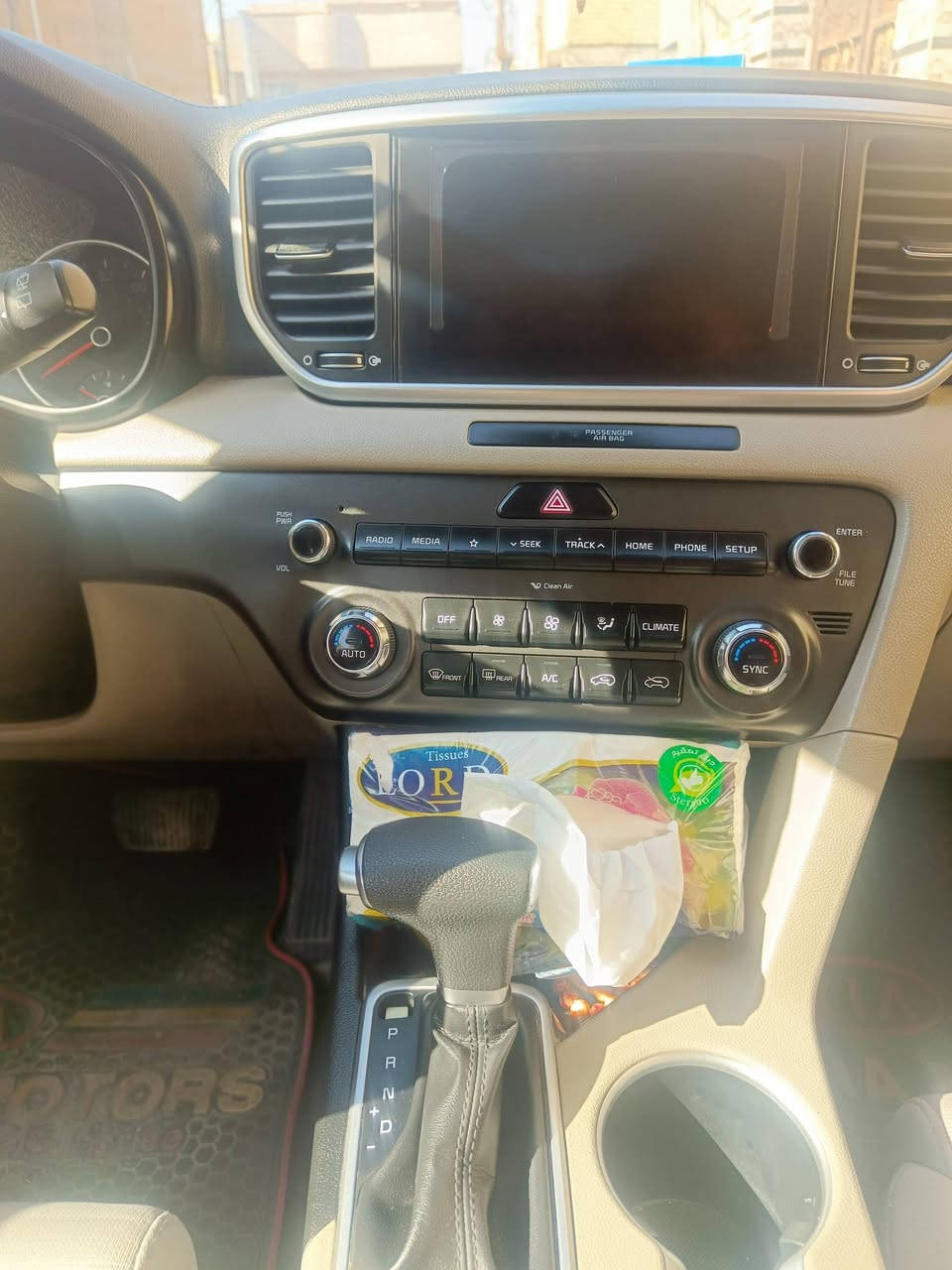 كيا سبورتج 2021 LX وارد امريكي الضرر شبر بالبنيد فقط ومشتغله على البارد وكو فوگ الرقم الخلفي ترويجه على گد اربع اصابع ممبينه
رادارات جانبي وامامي وخلفي 

توقف ذاتي مانع تصادم 

مري شفط 

مود درايف 

كروس سرعه

تحديد مسار 

كشن السائق كهرباء 

السعر 185

الاتصال ***********
