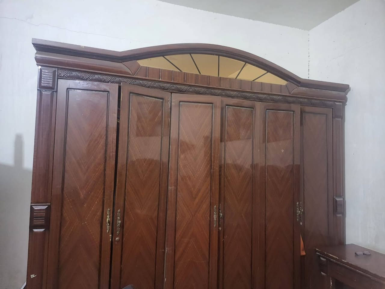 سلام عليكم غرفه نوم ماليزي الغرفه تعبانه شويه بس الكنتور زين وال جربايه +الدوشك مو وي الغرفه وحدة طبي سعرة 50  السعر 125 وبيه مجال ***********
