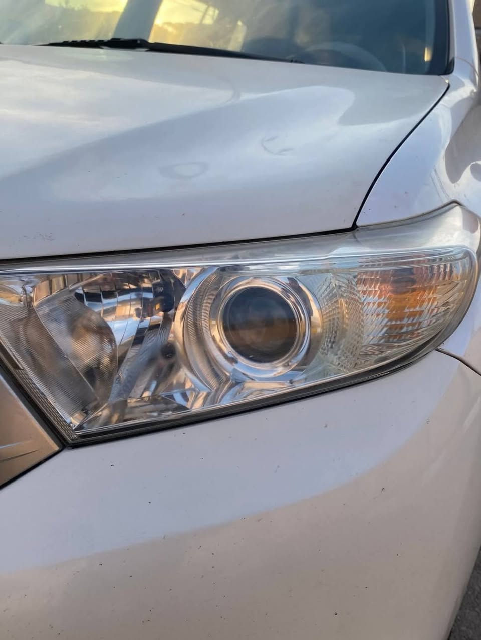 (بسم الله الرحمن الرحيم)  هايلندر 2011 رقم بغداد بأسمي  محرك 3500 V6  تو ويل ماشية 147ميل لون أبيض صدفي محرك كير بلاد  لارواجز لاتنقيص وما مفتوح سيرفس بشركة المبدع وكيل تويوتا بالفلوجة يعني تبديل الدهن والصيانة كله عدهم والوصولات عندي دهن الكير مبدل أيضا       غرفته نظيفة مثل ما موضح بالصور   لايت زنون أصفر ناصي عالي    السيارة مال جناي يعني ما مخلي بيه اي نقص   مواصفات فتحة سقف  كشن كهرباء   شاشة تدفئة كشنات تبريد ثلاث  قطع السيارة ما تحتاج اي شي لا صدر  لا بريك  وطخم تايرات جديد    السيارة مبدل جاملغ جهة الراكب والبنيد مصبوغ فقط مابيه دواخل     السعر 190 مكان /الانبار /القائم   للأستفسار ***********
