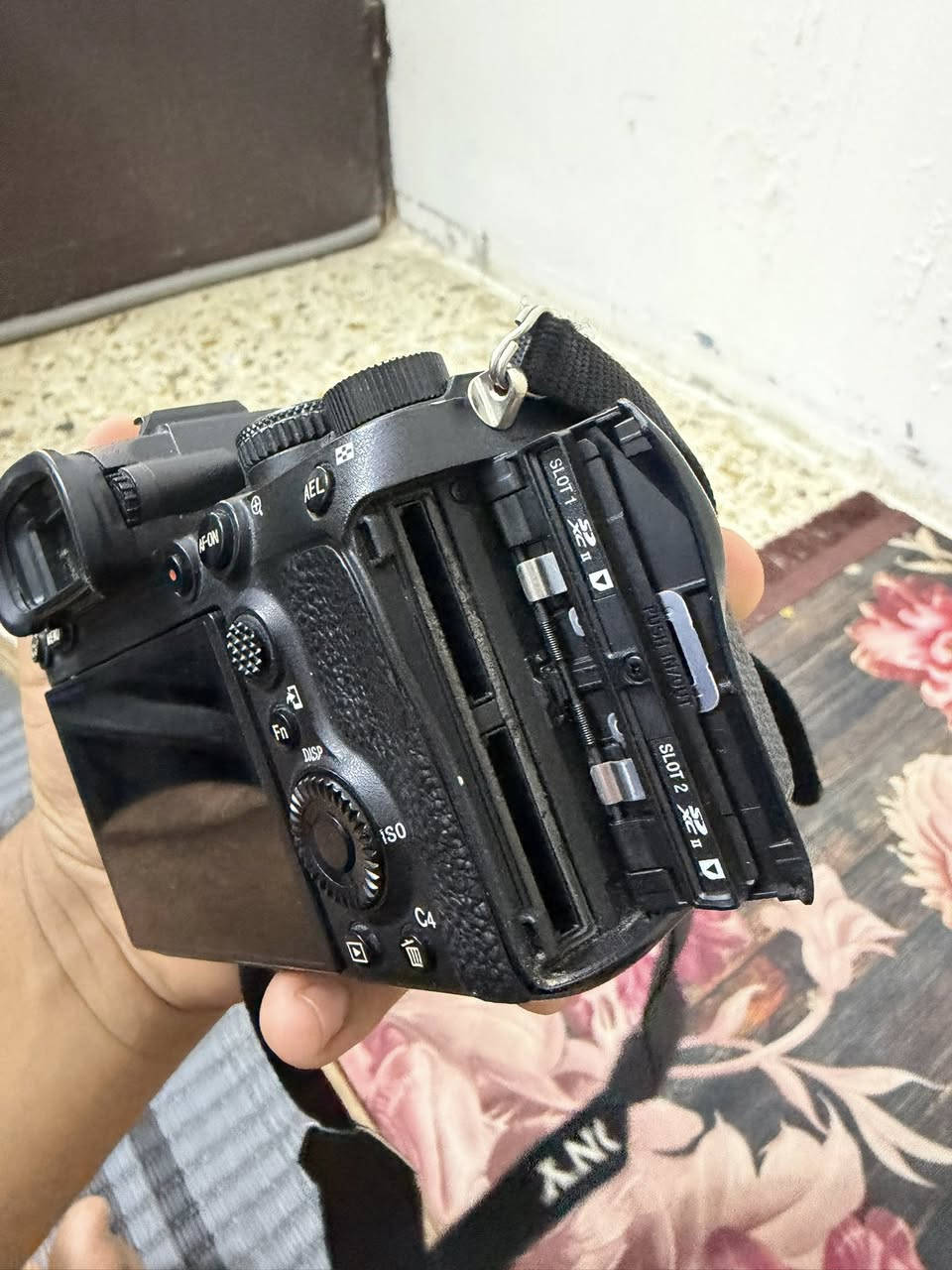 كاميرا sony R iv للبيع بدي فقط 
عداد الشتر ٨٢ الف 
نظافه ٩٥٪؜
ملحقات شاحنه اصليه وبطارية اصلية 
مداخله تصليح نهائيا 
السعر مليون و ٩٥٠ الف 
بي مجال بسيط 
بغداد حي البتول ***********
