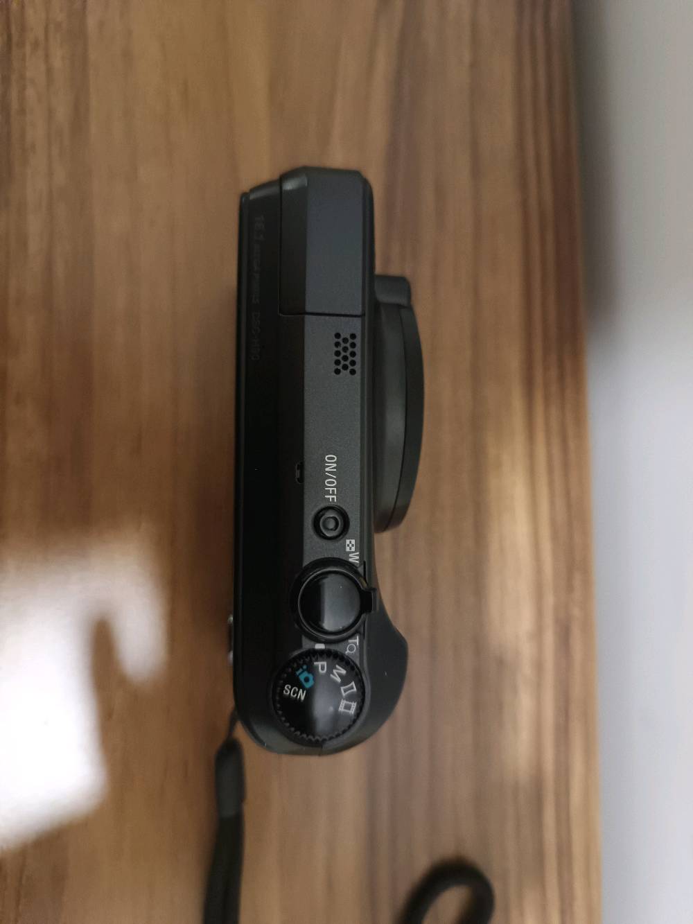 السلام عليكم
كاميرا سوني للبيع
السعر:180 الف
العنوان:بغداد حي تونس
رقم الهاتف : ***********
غير مستعمله 
لا يوجد توصيل

الميزات الرئيسية للمنتج
تقريب رقمي
64x
اللون
أسود
نوع البطارية
ليثيوم أيون
الاتصال
يو إس بي
سلسلة
سوني سايبر شوت
تقريب بصري
16x
الأبعاد
العمق
1.33 بوصة
الارتفاع
2.35 بوصة
العرض
4.12 بوصة
وزن المنتج
6.77 أونصة

ميزات إضافية للمنتج
نوع الشاشة
شاشة LCD
دقة المستشعر
16.1 ميجابكسل
أقصى دقة فيديو
1280x720

ميزات إضافية
تقريب رقمي، USB، تصحيح العين الحمراء
حجم الشاشة
3 بوصة
اللون الخارجي
أسود

الميزات
تقريب رقمي، USB، تصحيح العين الحمراء
حجم الشاشة
3.0 بوصة
النوع
كاميرا بوينت آند شوت
نوع الكاميرا
كاميرا بوينت آند شوت
أقصى دقة
16.1 ميجابكسل
ذاكرة فلاش مدعومة
بطاقة ذاكرة ميموري ستيك ديو، بطاقة ذاكرة SDHC، بطاقة ذاكرة ميموري ستيك مايكرو، بطاقة ذاكرة SDXC، بطاقة microSDHC، بطاقة ذاكرة SD، بطاقة ذاكرة ميموري ستيك برو ديو، بطاقة ذاكرة ميموري ستيك برو ديو عالية السرعة، بطاقة ذاكرة ميكرو (مارك 2)، بطاقة ذاكرة ميموري ستيك برو-HG ديو، بطاقة ميكرو SD

معلومات المنتج
كاميرا سوني سايبر-شوت DSC-H90 كاميرا رقمية صغيرة الحجم بدقة 16.1 ميجابكسل تتيح لك التقاط صور مقربة مذهلة بالإضافة إلى مناظر طبيعية شاسعة. بفضل عدسة سوني G ذات الزاوية العريضة 24 مم ومستشعر الصور Super HAD CCD مقاس 1/2.3 بوصة، تتيح لك هذه الكاميرا الرقمية من سوني التقاط صور بجودة فائقة. يقوم وضع البانوراما الشامل في هذه الكاميرا الرقمية بدقة 16.1 ميجابكسل بدمج الصور تلقائيًا لإنتاج صورة واحدة مذهلة. بفضل التكبير البصري 16x، تُقرّب كاميرا سوني سايبر-شوت DSC-H90 الأشياء البعيدة دون فقدان الحدة. تُسهّل شاشة LCD الكبيرة مقاس 3 بوصات في هذه الكاميرا الرقمية من سوني عرض الصور وقراءة القائمة وتكوين اللقطات حتى في ظروف الإضاءة الساطعة. يكتشف الوضع التلقائي الذكي في كاميرا سوني سايبر-شوت DSC-H90 المشاهد وظروف الإضاءة والوجوه ويضبط الإعدادات