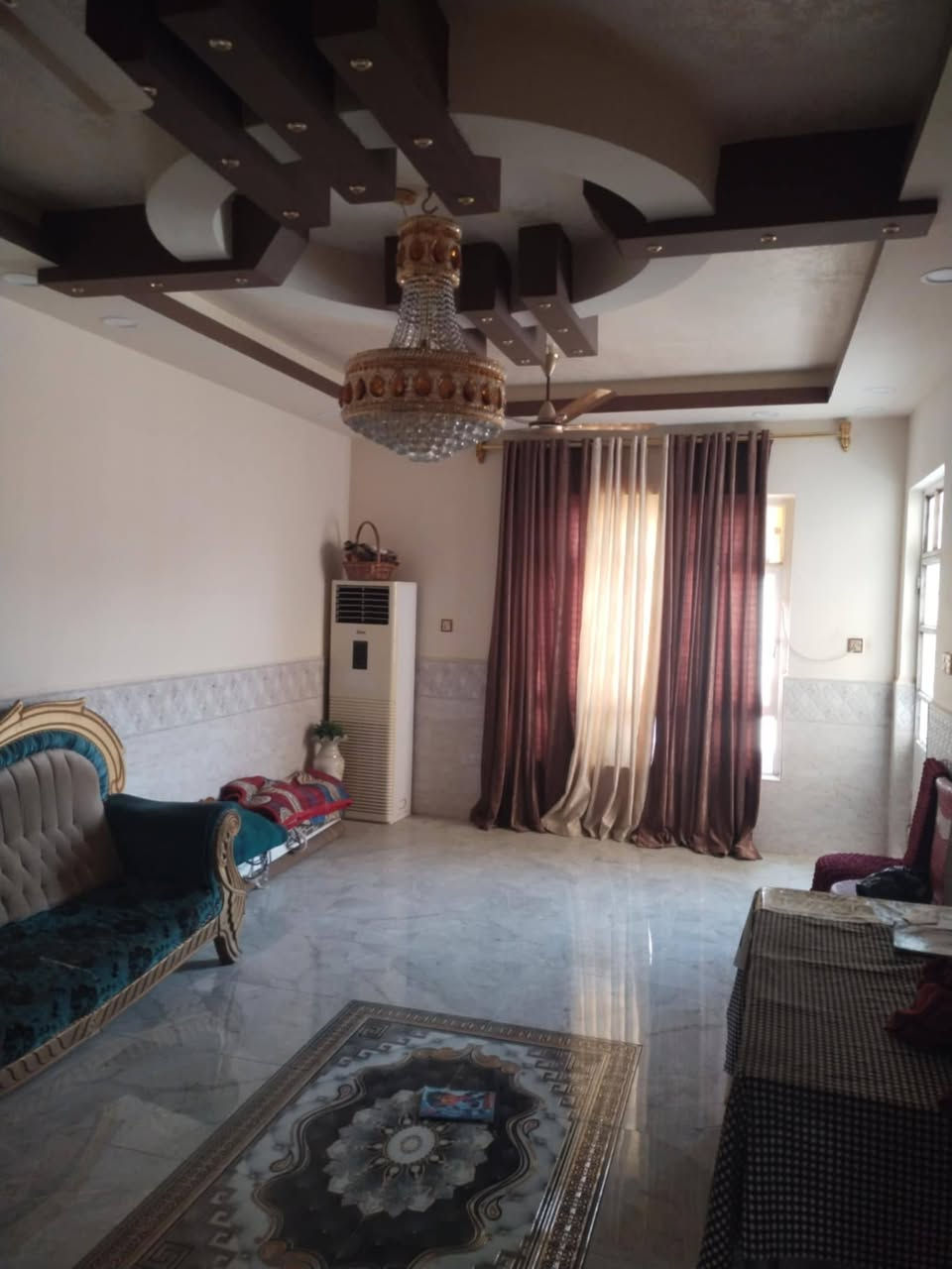 بيت للبيع مساحته 200م حي الزهراء خلف جامع اهل البيت مباشر الطابق الاول غرفتين وصاله ومطبخ وحمام داخلي وخارجي واستقبال كراج سيارة مناور 2 الطابق الثاني ٢غرف نوم فقط سقف عكاده منطقه جهازه للطبليط سعره 145ا الاستفسار *********** وتساب
