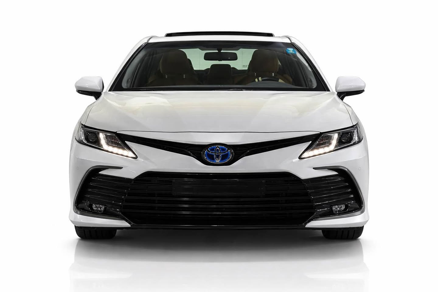 السلام عليكم

للبيع تويوتا كامري هايبرد موديل نظيف كلش، لون أبيض ملكي ويجي ويا داخلية جلد بني فخم يخبل. السيارة مرتبة ومحافظة عليها عدل، وما بيها أي شي يعيب.

مكينة هايبرد اقتصادية بالبنزين وتوفر صرف، وتمشي ناعم وهادية بالطريق. مناسبة للبيت، للشغل، وللسفر.

المواصفات:
22.000km
2024
 • هايبرد (بنزين + كهرباء) اقتصادي كلش
 • فئة GLE
 • فتحة سقف (بانوراما)
 • جلد بني أصلي
 • شاشة كبيرة
 • كاميرا خلفية
 • بصمة ستارت (Power)
 • تحكم بالدركسون
 • مثبت سرعة
 • حساسات
 • جنوط سود سبورت
 • تكييف ثلج

السيارة نظيفة من الداخل والخارج، استخدام شخصي ومحافظ عليها. جاهزة للفحص بأي مكان تحبه.

اللي يريد سيارة مرتبة، مريحة، وصرفها قليل… هاي فرصته

خدشات بسيطة بل دعامية الخلفية، تواصل لل جادين عل واتساب  

9647768319002 بغداد, العراق


**إذا كنت صاحب هذا الإعلان وتريد حذفه لأي سبب، رجاءا أرسل رسالة إلى الدعم الفني**