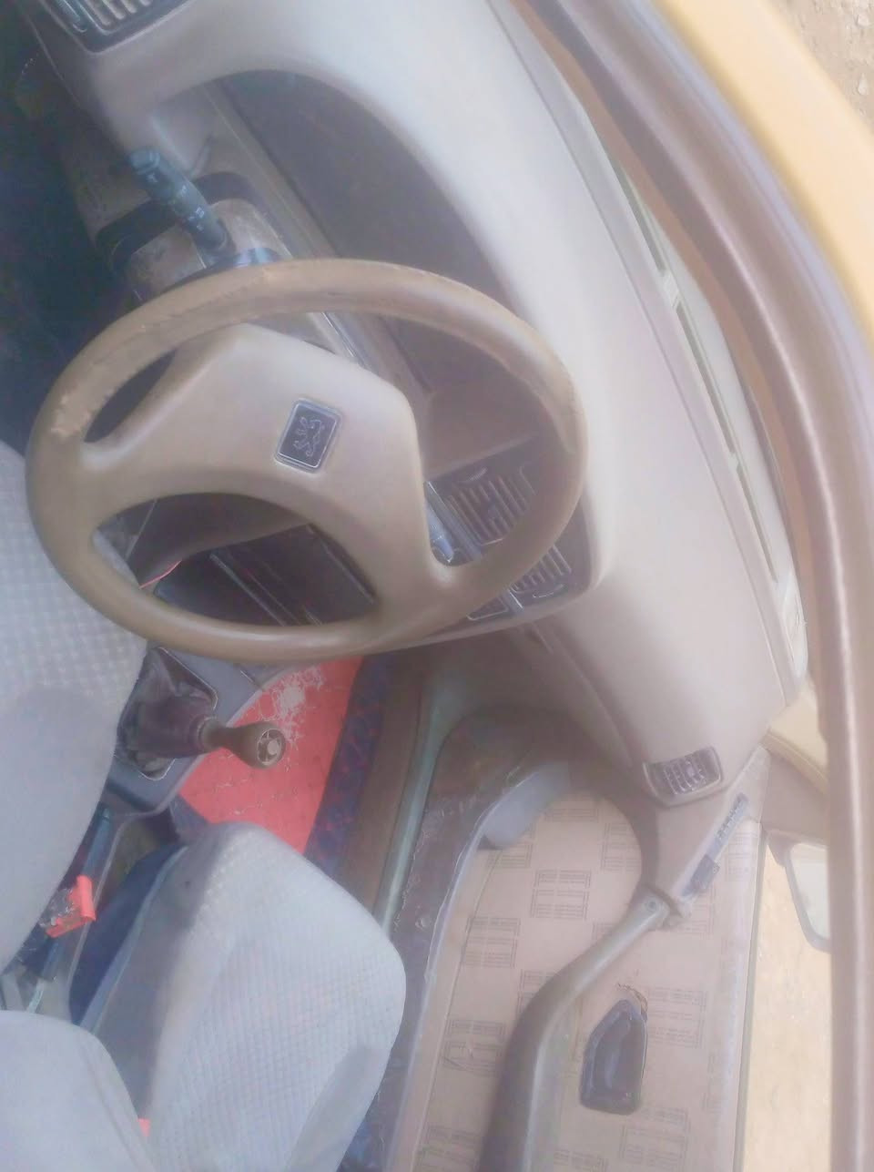 سلام عليكم سياره البيع مكينه جديده كير جديد تخم تاير حداديه ما بيهه شي بيع مستعجل سياره بسمي عليه ٤٠٠هيه عل مشتري رقم  الاماني نجف مكان ديونيه قضاء شاميه رقم الهاتف *********** السعر ١٦ بيهه مجال قليل
