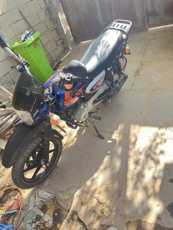 بوكسر جبلي للبيع رقم و سنويه تحويل ثاني يوم موديل 21 كفاله كله على بلاد نضيفه كلش سعرها 1900 و بيها مجال ***********
