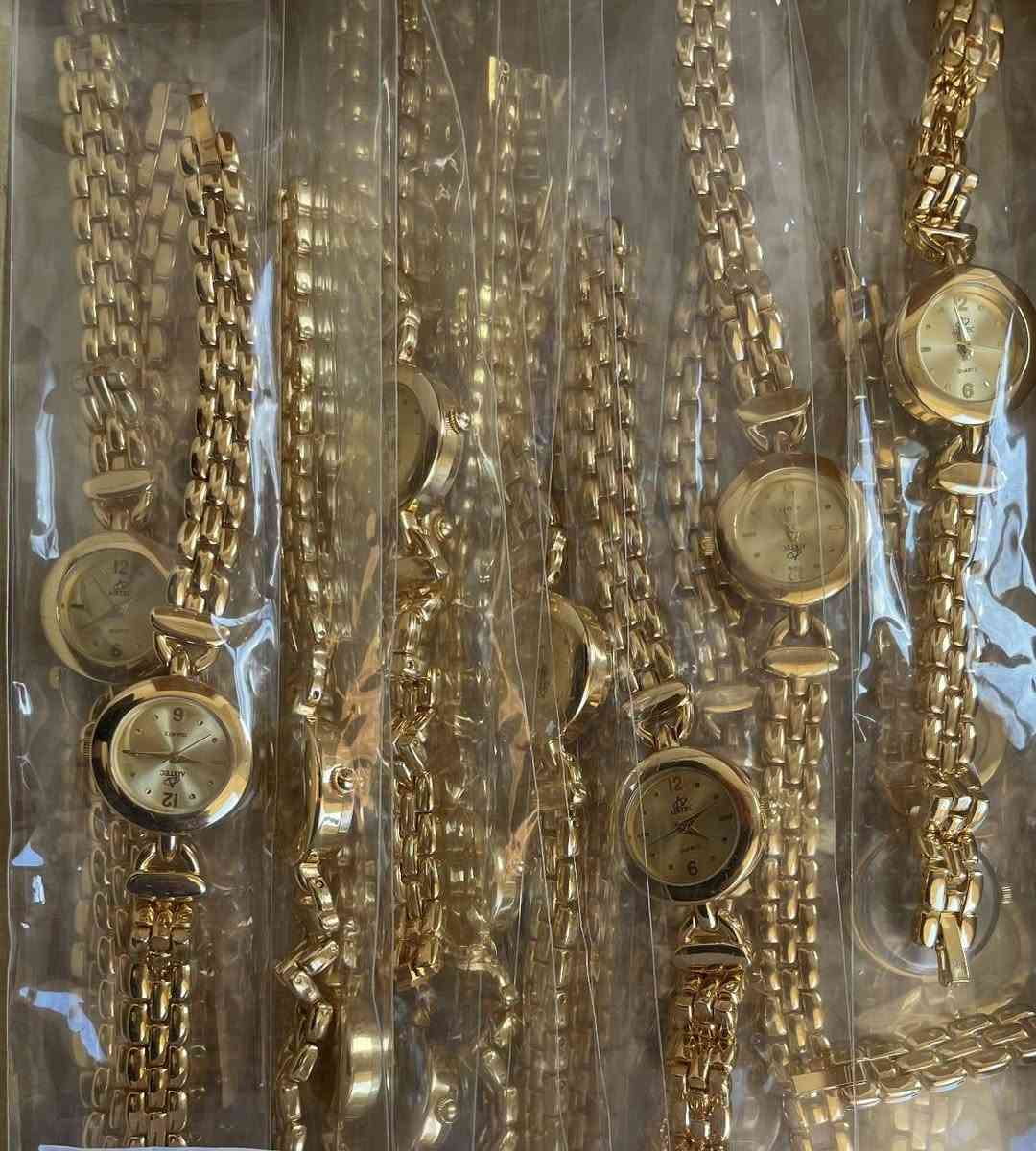 للبيع شغالة شرط جديد بالنايلون اوربي عدد 2000 قطعه ابيع شلع تواصل عالرقم *********** رجالي نسائي
