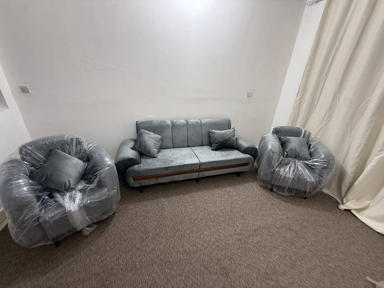 نص تخم لل بيع جديد مامستخدم بعده بل جيس سعر ٣٠٠ الف واتساب ***********
