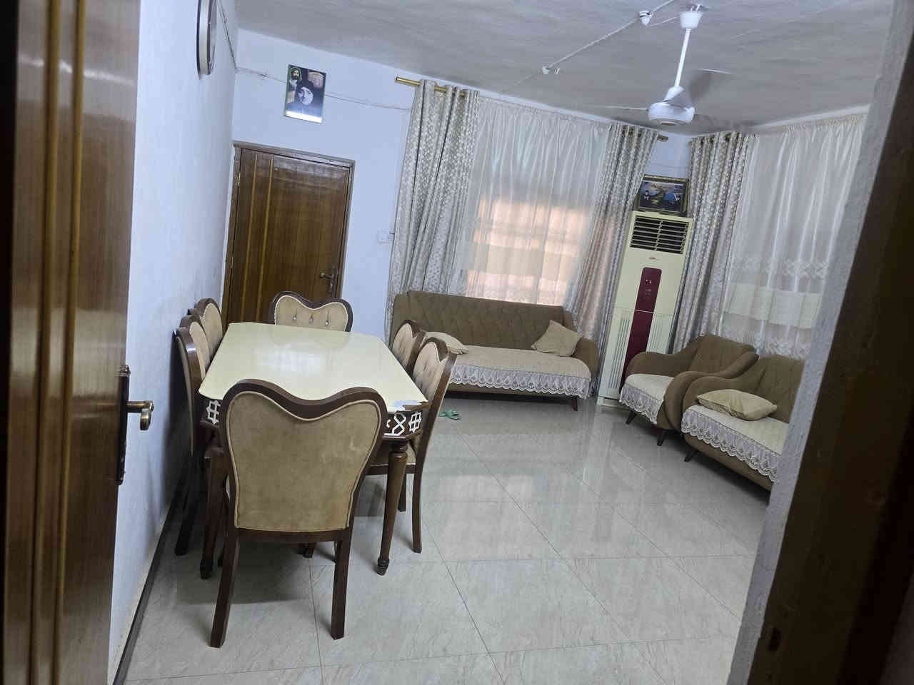 دار للبيع
المساحه ٢٠٠م

الموقع ثالث قطعه عن شارع الزهور الرئيسي

الطابق الارضي يحتوي على استقبال.هول داخلي.غرفه نوم

مطبخ.كراج سياره كبير مع حديقه

الطابق الاول.غرف نوم عدد ٢ مع حمام ملحق
السعر ٩٥
***********
