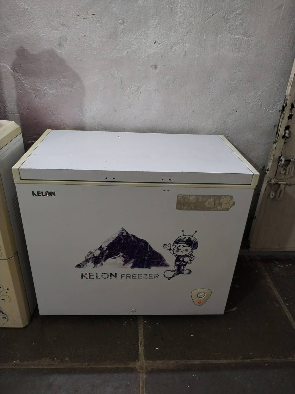 مجمدة للبيع
مجمدة للبيع
شغالة 100% واسعة من جوا مابيها اي عطل او اي مشكلة 
فقط اليدة مكسورة شرط الفحص 
سعر 150 و بيها مجال مو دائماً متواجد على الفيس
هاذ رقمي
***********
