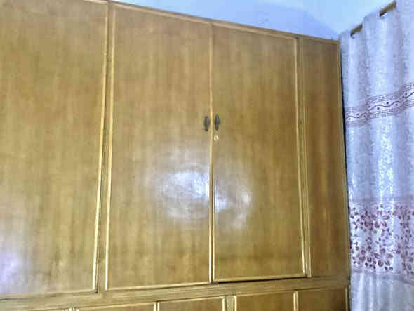 بوفيـِة للبيع!

1” طابقين علوي وسفلي.
2”خشب حطاطات أصلي 
3”الباب العلوي دفتري 
4” طابق سفلي 3 خانات 
صارلها اقل من 6 أشهر + اჂ̤عيب بيها ترجع ما عجبتك هم ترجعها 
السعـّر 350 وبيها مچال 
أتصل ؏ الرقم ***********
