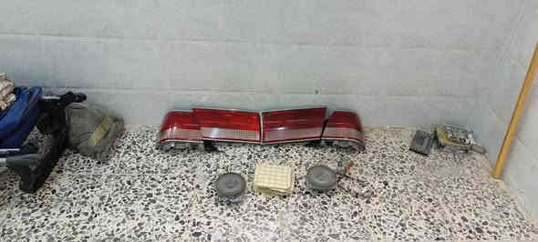 بطاين ملكه تخم
بك لايت 
سماعات بيبان بطة 
فيوزات
مكاني نجف ***********
