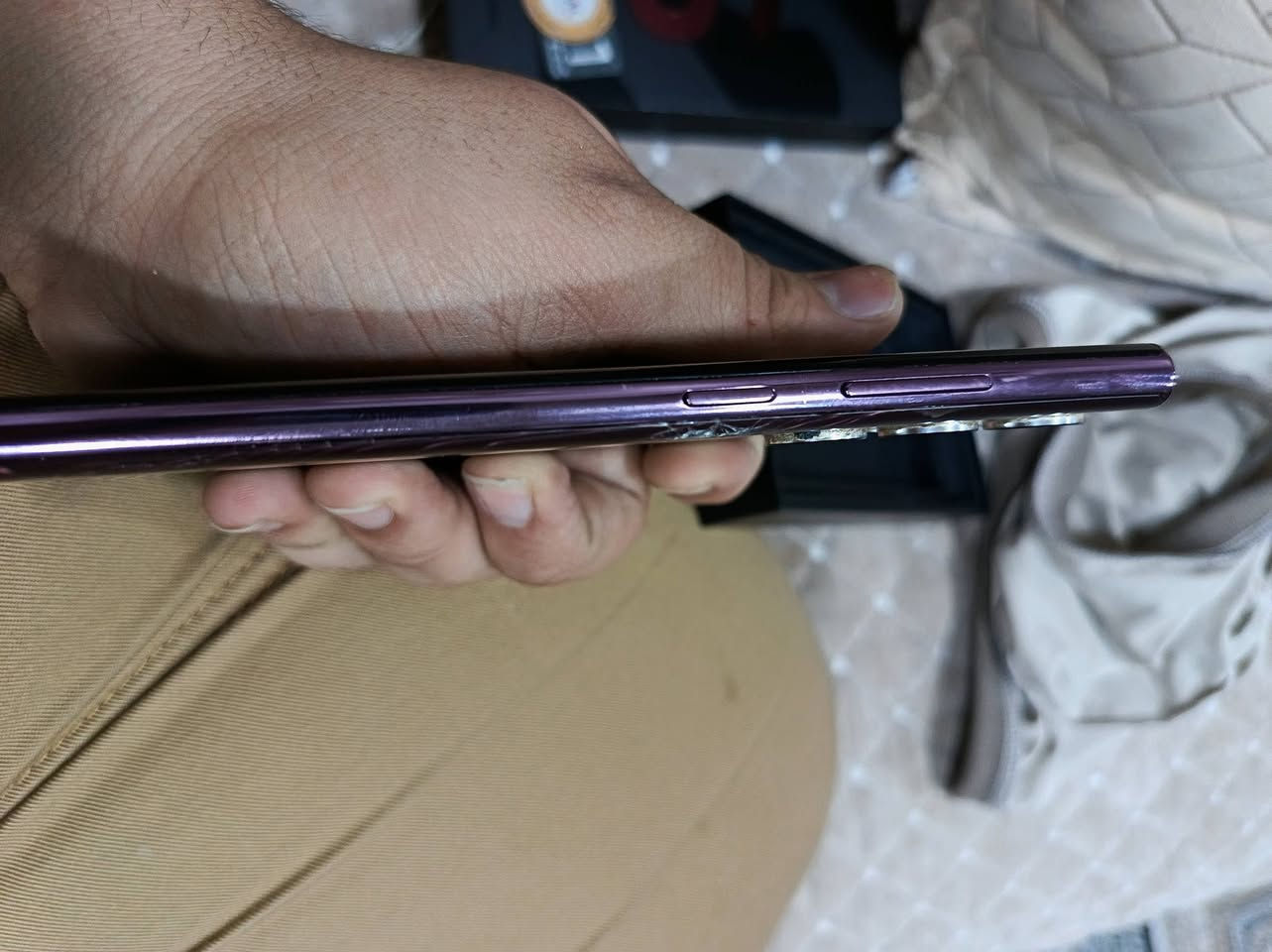 يلمس ومرات يعلك بس بل قلم ماله علاقه عادي لمسه طبيعي
وكارتونه موجوده سعر 250 بي مجال قليل حك الجيه
مكاني بغداد الحريه سايدين مال زين العابدين ***********
