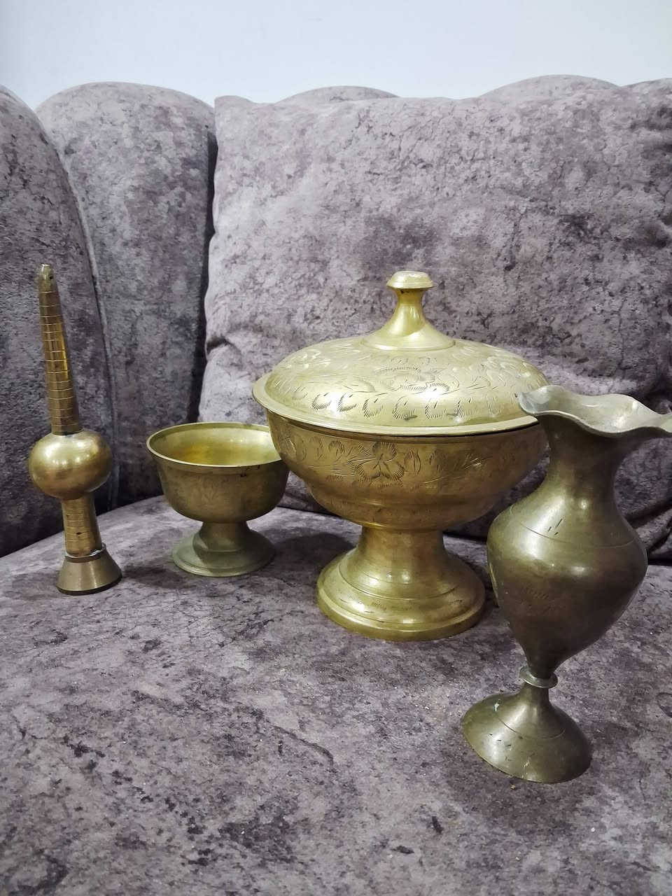 طقم نحاسي تراثي للبيع ✨

يتكوّن من:
• وعاء بغطاء مزخرف
• كوب/زبدية قاعدة
• فازة صغيرة
• قطعة ديكور طويلة

قطع أنيقة بلمسة تراثية، مناسبة للديكور والاستخدام.

💰 السعر مناسب 
🚚 توصيل متوفر
للمهتمين التواصل خاص 📩


**إذا كنت صاحب هذا الإعلان وتريد حذفه لأي سبب، رجاءا أرسل رسالة إلى الدعم الفني**