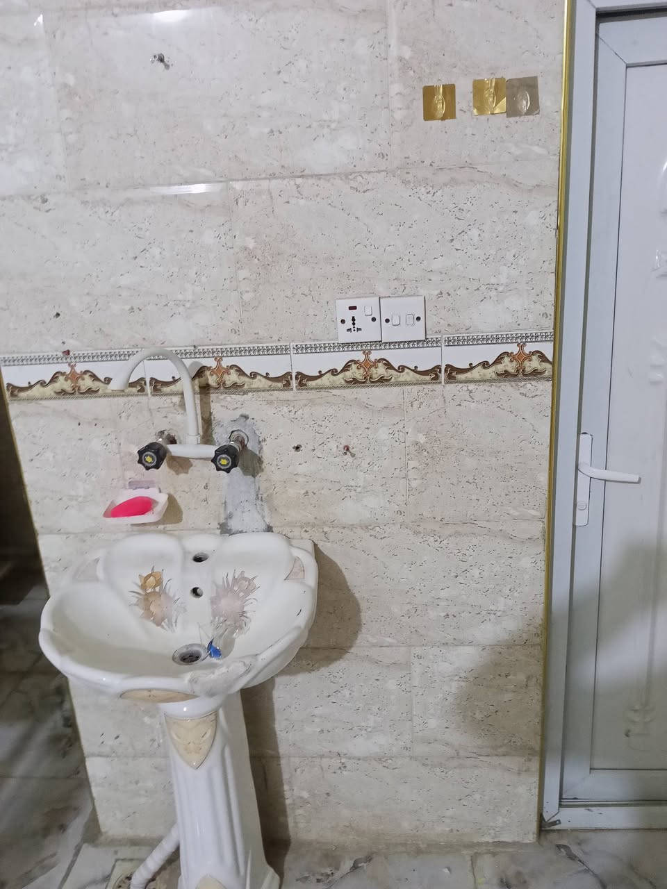 بيت للايجار نضيف جدأ بيه غرفه+استقبال+حمام+ تواليت+مغاسل ثنين+مقطوره كبيره جدا وير سحب ماطور بيه طرمه صغير+سخانةوبيه منور صغير بيت مساحة 100مربع نضيف جدأ  (يريد عائله صغيره)اهم شي عائله كبيره ما يأجره العنون حي صادق قريب ع مستشفى الحكيم قريب ع اربع سايدات متوفر كافه خدمات اسواق مخبز صيدليه قريبه عليك اني مكلف ب نشر سعر الايجار 300 واهم شي عائله صغيرة كون يحافظ عليه


**إذا كنت صاحب هذا الإعلان وتريد حذفه لأي سبب، رجاءا أرسل رسالة إلى الدعم الفني**