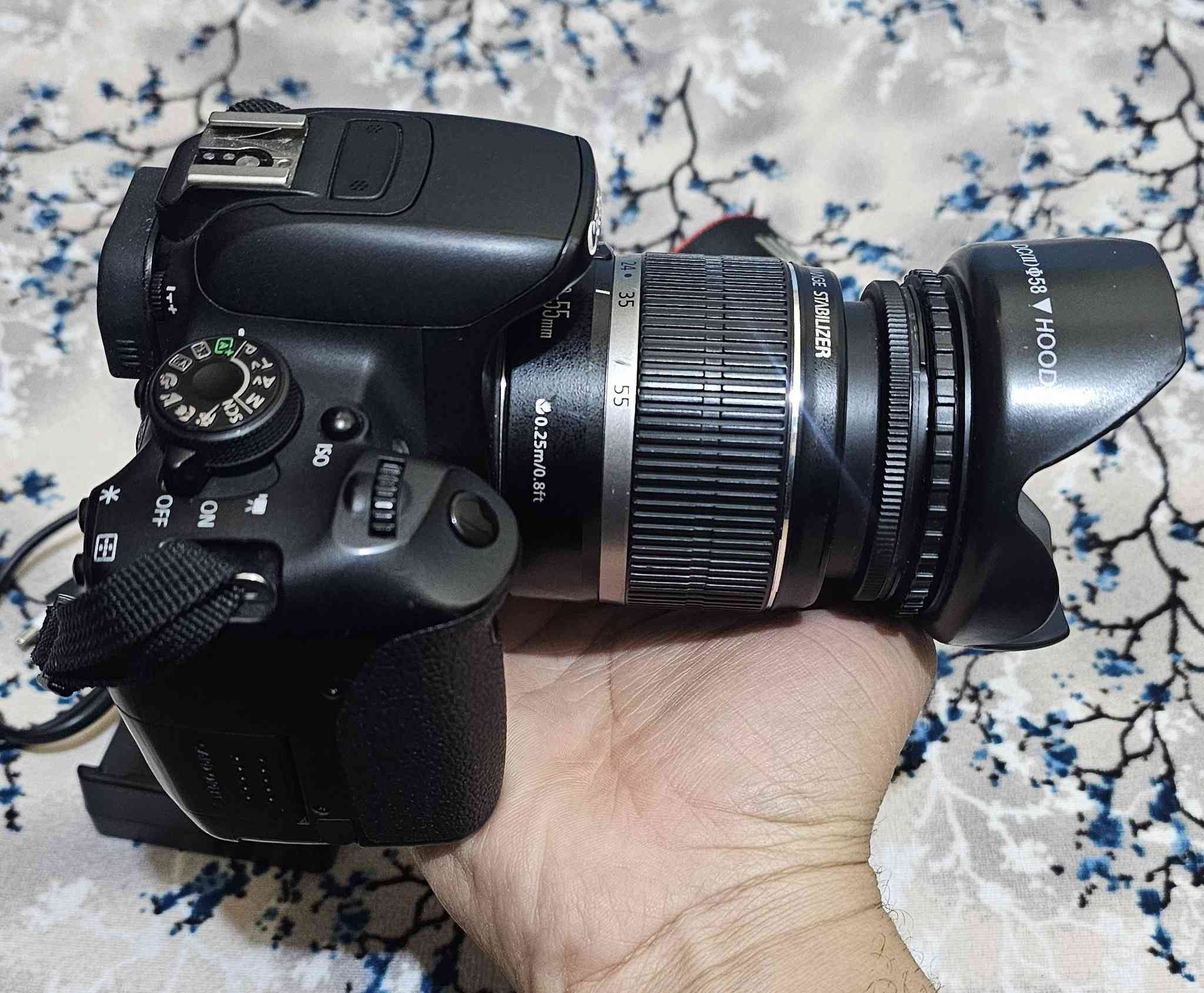 السلام عليكم كامرا كانون 700D مع عدسه 18 55 
الكامره نضافه ١٠٠ استمال جدا قليل مع رام ٦٤ ما بطاريه وشاحنه وهود للعدسه وقبق العدسه مع حزام الكتف وتحويلات السعر ٣٥٠ 
توصيل موجود مكاني نجف ***********
