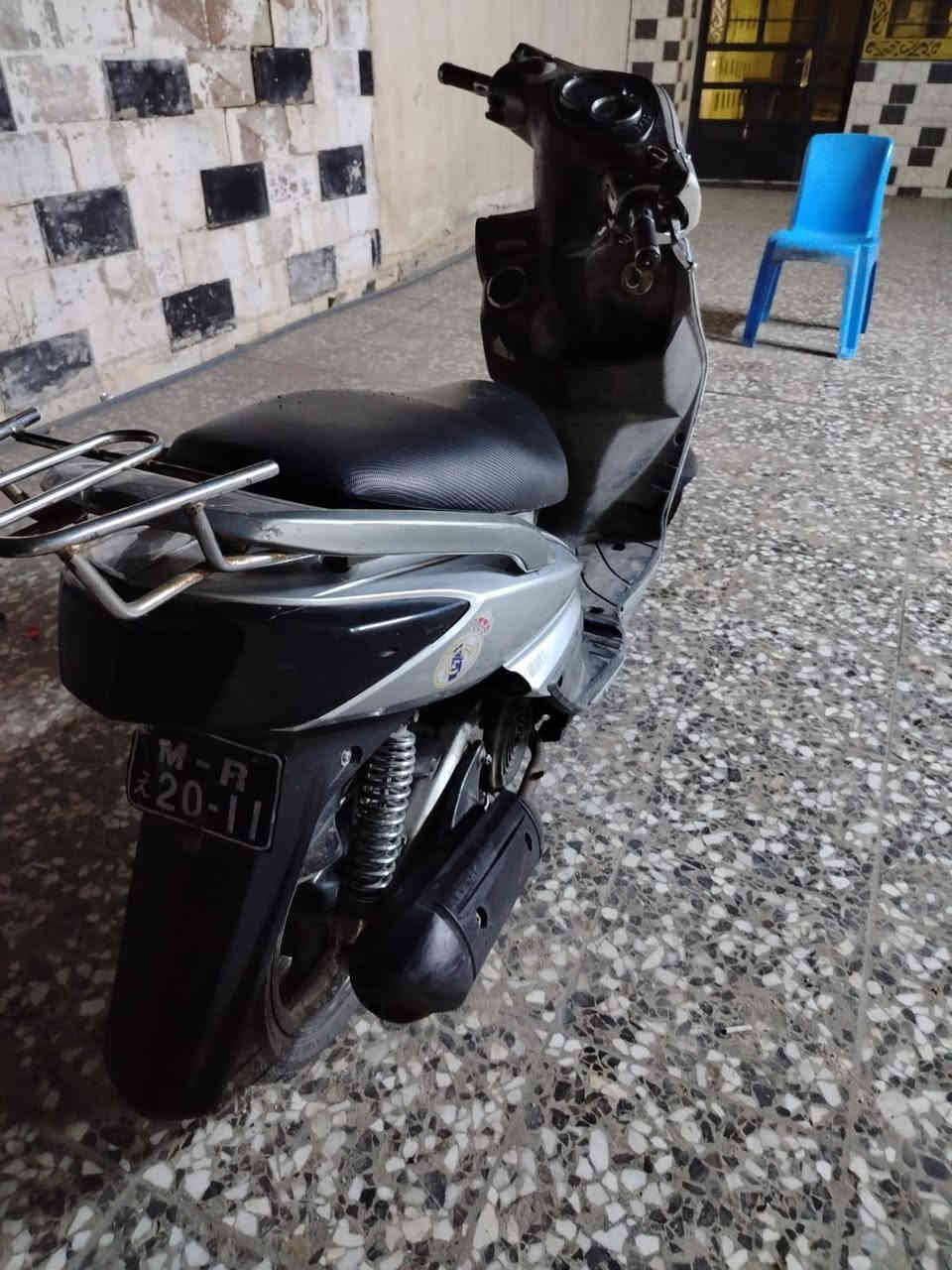 سلام عليكم
دراجه سكنس فحل كابريتر 
نضافه كفرات 65% بيها شوي فطور وكسور موضح ب صوره دراجه حلوه سلف وهندر تشتغل اشاير يمنه يسره شغالات كهربائيات شغاله نواقصها دشبول  الدراجه مرات يشتغل مرات لا دكمه لايت مشلوعه بس بسيم أو شي يشتغل دراجه دراجه يراد الها ترتيب بس ما متفرغ الها شلعتها قويه مكان بلديات تقاطع كهرباء 
سعرها 500 وبيها مجال بسيط للطيبين
***********
