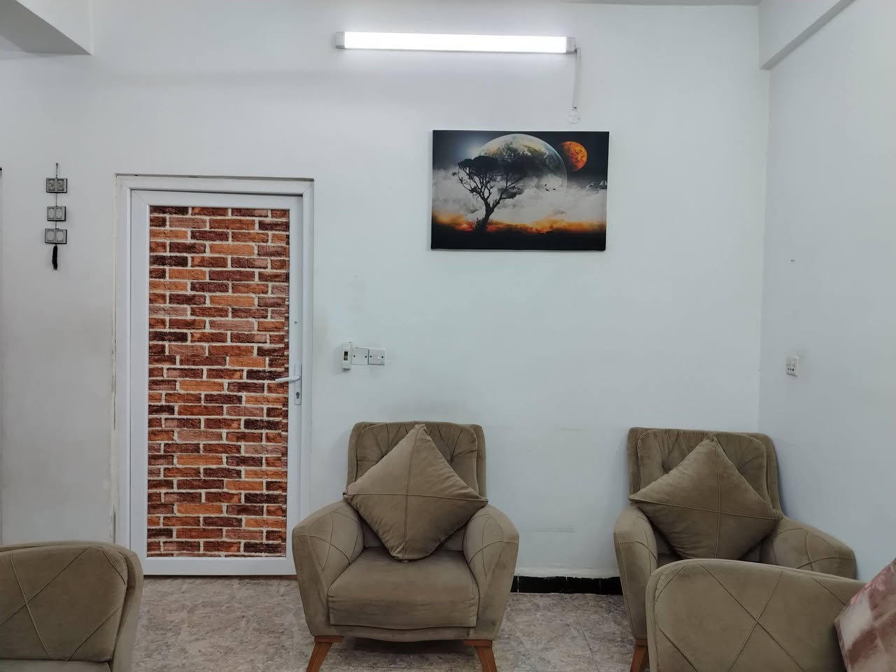 السلام عليكم 
شقة للبيع مؤثثة  طابق ثالث المساحة 100 متر في السند 
وبالواقع 110 متر سند 25 حق التصرف قرار محكمة تنازل ثاني يوم للمشتري من المالك 
تحتوي على صالة و على غرفه نوم عدد اثنين و على مطبخ وحمام و على بالكونة ومخزن 

العنوان/ الدورة شارع سوبر جكن مابين جامعة دجلة وجامعة الفارابي علما ان الشارع تجاري 
وتصلح للسكن او للايجار كعوائل او طلاب

السعر/ 80 مليون قابل للتفاوض

للتواصل عبر الهاتف :
 ***********
 ***********
