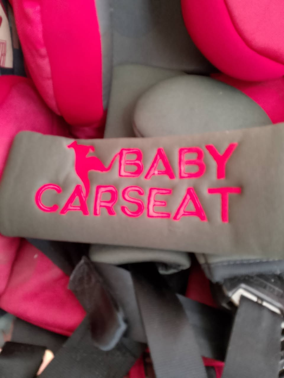 كرسي اطفال  يوضع للسياره 
استخدام قليل نظيف جدا 
مكاني الشعب 
***********
