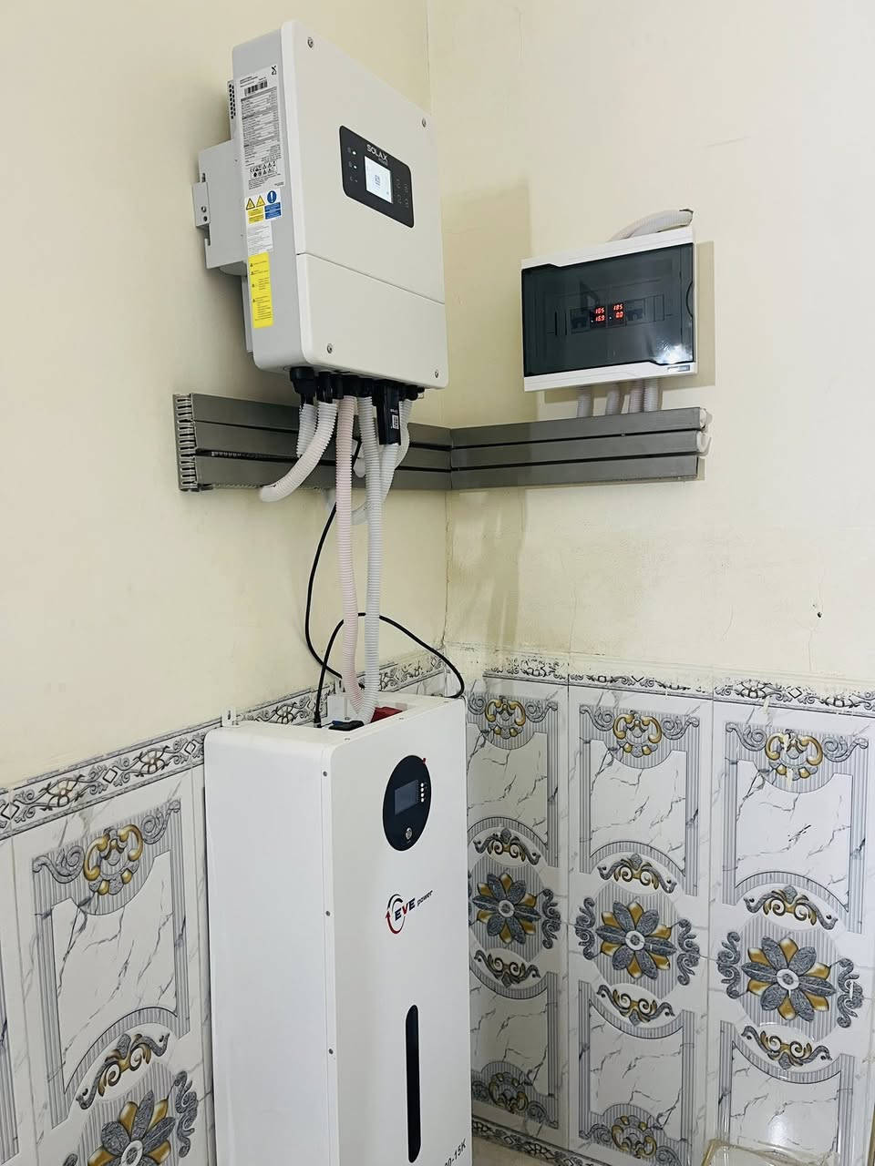 بسم الله وعلى بركة الله 
💥في شروين ( محمد طه)  و بتاريخ : 2026/2/24 💥
💥تم تجهيز وتنصيب منظومة شمسية للأخ حسين  بشير 💥
💥بقدرة 15 أمبير ليلي نهاري بالتناوب مع التيار الوطني 💥
💥مكونات المنظومة —"💥
💥1- بطارية🔋 نوع EVE  - 15K عدد (1) 8000 دورة💥
💥2- انفيرتر سولاكس هايبرد IP65- 6.2KW عدد (1) اون جريد 💥
💥3- بورد متكامل من قواطع الDC - AC - والجوزات الذكية 💡.
💥4- كابلات  25 ملم وال 16 ملم وأسلاك الالواح 4 ملم مغلون .
💥5-الواح لونجي 615 W عدد (8) مع هيكل الالواح من الحديد المغلون .💡💡💡💡💡💡💡💡💡💡💡
مكتب ضوء ديالى  / للاستفسار الاتصال على الأرقام التالية او المراسلة صفحة مكتبنا او عن طريق الوتس اب……☎️
🤙***********
‏‭0771 121 7402🤙
💥💥💥💥💥💥الجميع @
