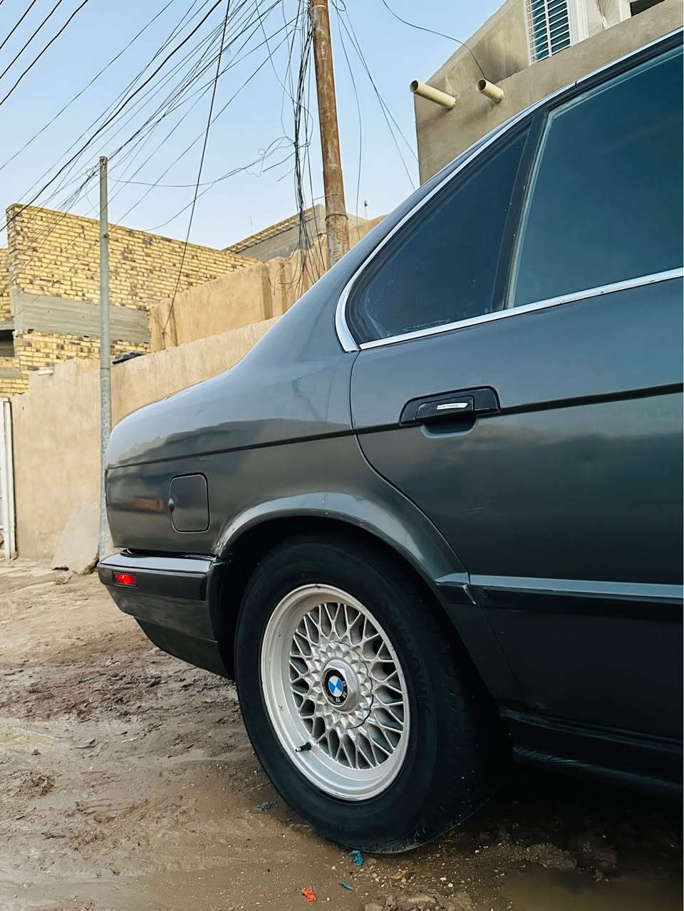 سلام عليكم 
بي ام 535 كير عادي
مكينه مفتوح 35 جديده مال حاويه
رقم بغداد مشروع وطني شرط عقد مروري
حداديه امامي خلفي جديد
تخم تاير جديد 
منضومه بانزين كلهه جديده 
سستم سماعات ودمام كلش عالي
السياره شلعتهه تشك الكاع وترايك شرط 200
صبغ جديد داخله نضيف
السياره معمره كله جديده ماناقصهه برغي
فتحه شغاله جام كهرباء 
كهربائياته كله شغاله مابيهه كلوب طافي
السعر 40 وبيهه مجال حك الجيه فقط والسياره احلى من الصور مكاني حله حي العسكري *********** حلة, بابل
