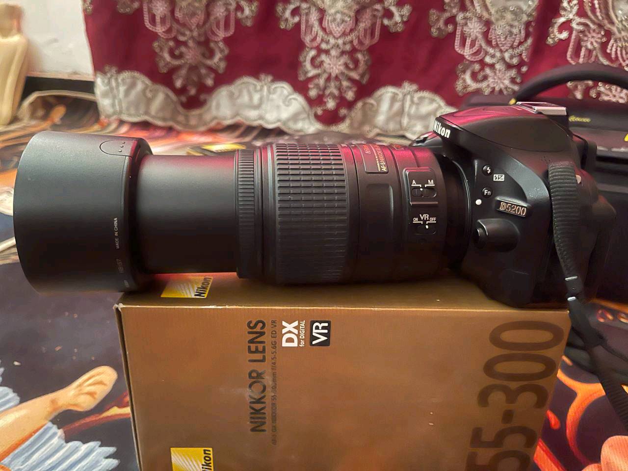 كامرة نيكون d5200 وياها عدستين 18.55 وعدسة 70.300 شتر 19 رايدها 450 وبيها مجال مكاني بغداد