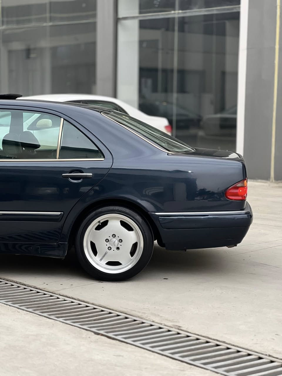 صلوا على محمد
للبيع

Mercedes-Benz
1997 -Avantgarde
افنگارد 
محرك V المرغوب ثمانيه سلندر اصل
كيرD4 وشغال 
نضام سبورت شغال  

1-سلايت جام طكتين
2- اشاير مرايات +تحكم كهرباء 
3- داخل جلد بالكامل 2000
4-ابواب كارتير +صاج 2000
5- مقاعد2000 
6- مقاعد كهرباء +خزن+تدفئة 
7- تحكمات ستيرن 
8- مثبت سرعه
9- تكوات خلفية قلاب 
10- بصمه
11- تبريد بيانو 
12- حساسات خلفيه شغاله 
13- مرايات شفط
14- برده خلفيه +شادلها بردات اصليات مالتها قطري 
15- سقف اسود 
16- ترايش كروم اصلي 
17- عليها ويل AMG تو سايز 

تدفئة شغال تبريد شغال

محرك شرط درجة اولى
كير درجة اولى 

السياره بدون اي نقوصات واحلا من الصور 

صبغ عام للجمالية فقط بدون اي ضربه

السياره باسمي رقم بغداد جديد
سنوية 2032 
هزه وفحص جديد

شرط التحويل والوكال

المكان (نينوى)

السعر (125) وبيها مجال خابر وتدلل

***********
***********
