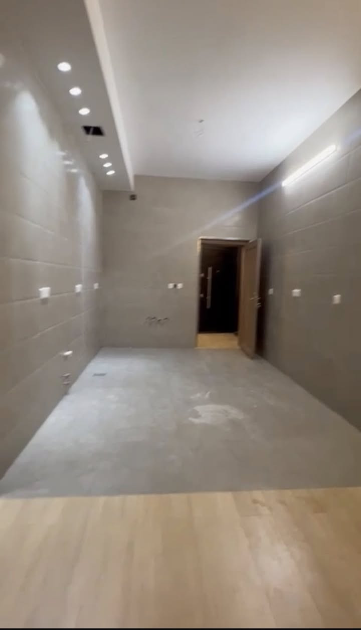 شقه ارضيه للأيجار زيونة محله 714 مساحه 200متر طابق ارضي تحتوي على 3غرف نوم واستقبال وصاله ومطبخ وصحيات عدد 3 مناور كبار عدد 3  تأجر عوائل فقط استفسار اتصال او واتساب ***********
