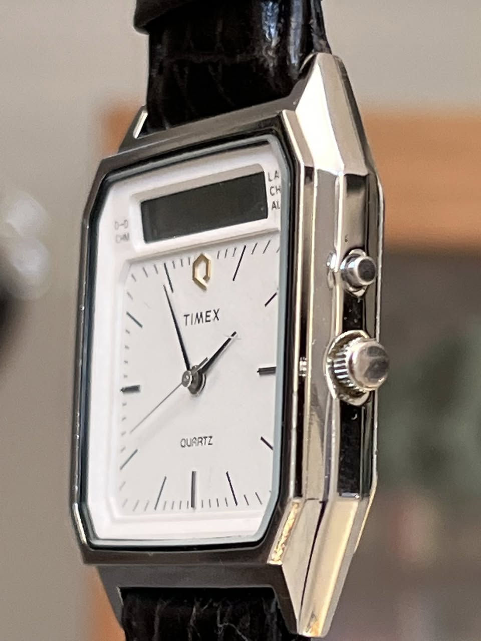 تحفة كلاسيكية من Timex
الساعة تتميز بطابع "Vintage" يعود لفترة الثمانينات والتسعينات
• القطر: 32
• المنشأ: أمريكا 🇺🇸
• عقارب (Analog): لعرض الوقت التقليدي.
• شاشة رقمية (Digital): في الجزء العلوي تدعم (التاريخ، المنبه ALM، الكرونوغراف CHR، ونظام Lap).
• الحالة: الساعة بحالة ممتازة جداً (كما هو واضح في الصور)، وتعمل بدقة عالية.
🔸السعر: 80,000 الف


**إذا كنت صاحب هذا الإعلان وتريد حذفه لأي سبب، رجاءا أرسل رسالة إلى الدعم الفني**