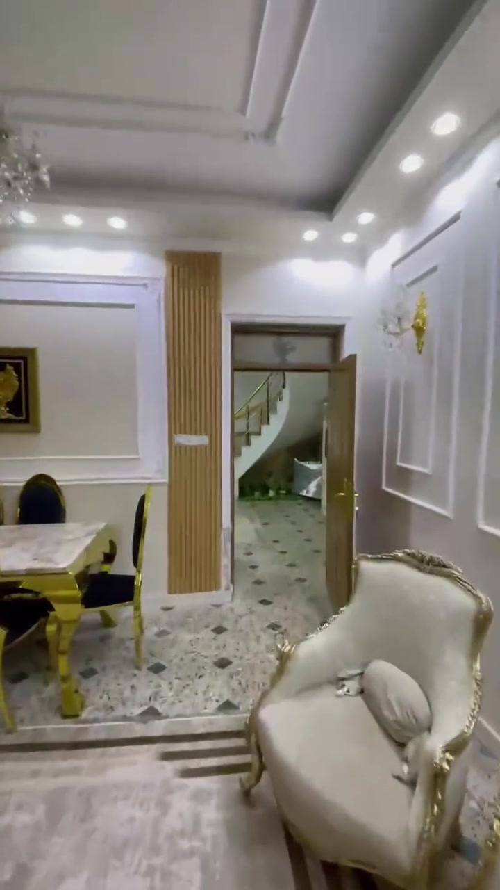 ‏🏡 دار للبيع في حي الأمين – قرب فلكة الحدادين
‏
‏ دار سكنية للبيع بمساحة 146متر مربع في حي الأمين، قرب فلكة الحدادين، ضمن منطقة حيوية ومخدومة وقريبة من الأسواق والمدارس والخدمات.
‏
‏🔹 مواصفات الدار:
‏
‏- مساحة 146 متر مربع
‏- 2 طابق 
‏وطابق ثالث قابل للبناء
‏- غرفة نوم عدد 4 
‏-درج دوار
‏- صالة 
‏- مطبخ
‏- منور 
‏- بناء حديث
‏
‏🔹 مميزات إضافية:
‏
‏- إمكانية التحوير أو التوسعة مستقبلاً حسب رغبة المشتري.
‏
‏💰 السعر: يُذكر عند الاتصال 
‏
‏📞 للاستفسار والاتصال:
‏***********
‏
‏معاينة الدار متاحة للجادين
